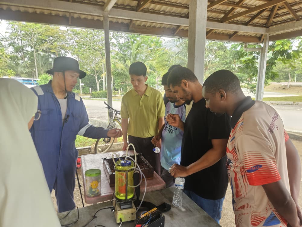 Picture 4 Dr Amri givingexplaantion about harvesting honey using pump